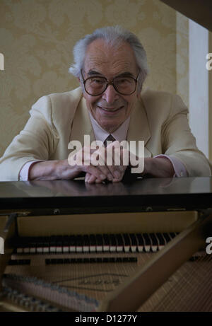 Datei Foto - DAVE BRUBECK (6. Dezember 1920 - 5. Dezember 2012) jazz-Pianist und Komponist hatte die erste Million-verkaufen Jazzplatte 'Time Out' im Jahr 1959. Brubeck war ein jazz-Legende über eine sechs-Dekade Karriere Polyrhuthms, komplexen Harmonien und klassischen Formen. Er starb in Norwalk, Connecticut.   Bild: 30. August 2007 stellt - Stockton, Kalifornien, US - Jazz-Legende DAVE BRUBECK für ein Porträt an der University of the Pacific, seiner Alma Mater. (Kredit-Bild: © Adrian Mendoza/ZUMAPRESS.com) Stockfoto