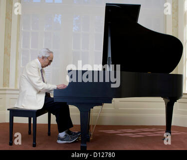 Datei Foto - DAVE BRUBECK (6. Dezember 1920 - 5. Dezember 2012) jazz-Pianist und Komponist hatte die erste Million-verkaufen Jazzplatte 'Time Out' im Jahr 1959. Brubeck war ein jazz-Legende über eine sechs-Dekade Karriere Polyrhuthms, komplexen Harmonien und klassischen Formen. Er starb in Norwalk, Connecticut.   Bild: 30. August 2007 stellt - Stockton, Kalifornien, US - Jazz-Legende DAVE BRUBECK für ein Porträt an der University of the Pacific, seiner Alma Mater. (Kredit-Bild: © Adrian Mendoza/ZUMAPRESS.com) Stockfoto