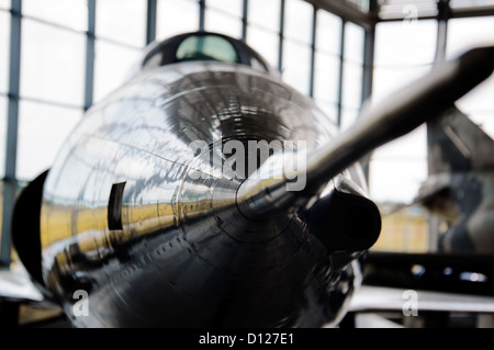 Vorderansicht eines modernen Kampfjets Stockfoto