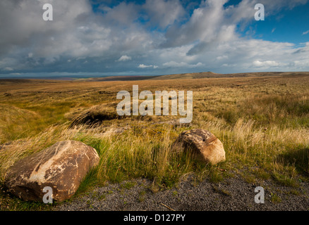 Ansicht der Mauren in West Yorkshire, England. Das Landschaftsbild ist die Holmfirth Straße A635 entnommen. Stockfoto