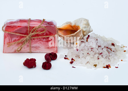 Natürliche handgemachte Seife und Meer Bad Salz vor weißem Hintergrund Stockfoto
