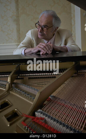 Datei Foto - DAVE BRUBECK (6. Dezember 1920 - 5. Dezember 2012) jazz-Pianist und Komponist hatte die erste Million-verkaufen Jazzplatte 'Time Out' im Jahr 1959. Brubeck war ein jazz-Legende über eine sechs-Dekade Karriere Polyrhuthms, komplexen Harmonien und klassischen Formen. Er starb in Norwalk, Connecticut.   Bild: 30. August 2007 stellt - Stockton, Kalifornien, US - Jazz-Legende DAVE BRUBECK für ein Porträt an der University of the Pacific, seiner Alma Mater. (Kredit-Bild: © Adrian Mendoza/ZUMAPRESS.com) Stockfoto