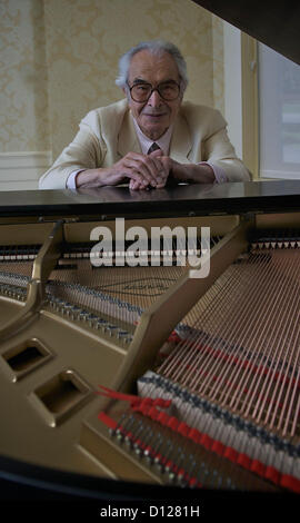 Datei Foto - DAVE BRUBECK (6. Dezember 1920 - 5. Dezember 2012) jazz-Pianist und Komponist hatte die erste Million-verkaufen Jazzplatte 'Time Out' im Jahr 1959. Brubeck war ein jazz-Legende über eine sechs-Dekade Karriere Polyrhuthms, komplexen Harmonien und klassischen Formen. Er starb in Norwalk, Connecticut.   Bild: 30. August 2007 stellt - Stockton, Kalifornien, US - Jazz-Legende DAVE BRUBECK für ein Porträt an der University of the Pacific, seiner Alma Mater. (Kredit-Bild: © Adrian Mendoza/ZUMAPRESS.com) Stockfoto