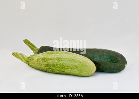 Frische rohe Zucchini auf weißem Hintergrund Stockfoto