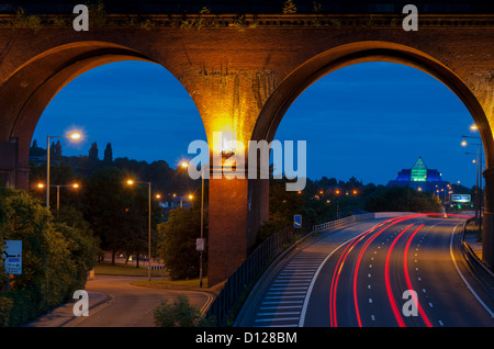 Viadukt auf M60 umrahmt ein Motor in der Nähe von Stockport Manchester und einem Glas Pyramide Altbau durch den Bogen des Viadukts. Stockfoto