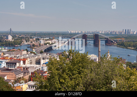 Blick über Podol District, Dnjepr und Brücke im Bau. Kiew, Ukraine. Stockfoto