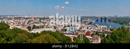 Kiew Stadtbild Panorama. Blick über den Stadtteil Podil und Dnjepr. Ukraine. Stockfoto