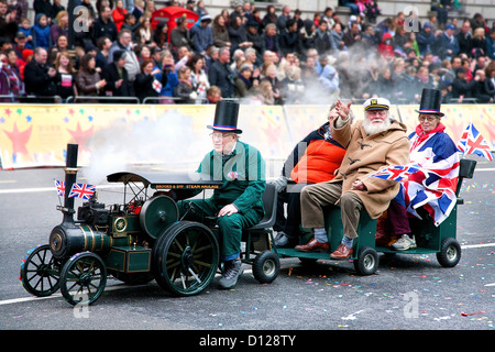 Die Miniatur-Dampfer für einen guten Zweck am Londoner 26. New Year es Day Parade, Whitehall, London England Stockfoto