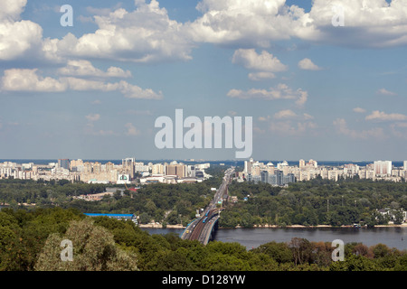 Blick über Rusanovkal Bezirk, Dnjepr und Metro-Brücke. Kiew, Ukraine. Stockfoto