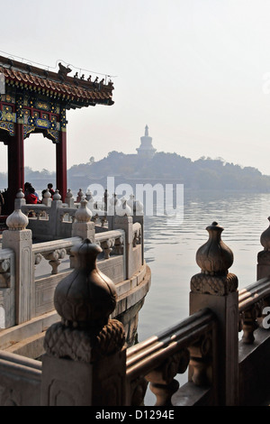 Reich verzierte Balustraden entlang den Rand des Wassers; Peking China Stockfoto