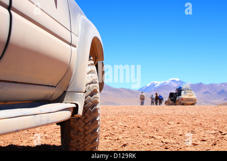 SUV vor einer Landschaft mit einer Gruppe von Menschen Stockfoto