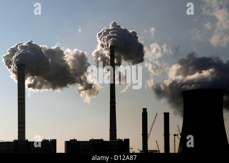 Kohlekraftwerk Rauchen gegen die Sonne Stockfoto