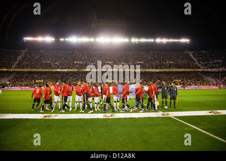 Sevilla, Spanien, die englischen und spanischen Fußballspieler in grüßen Stockfoto