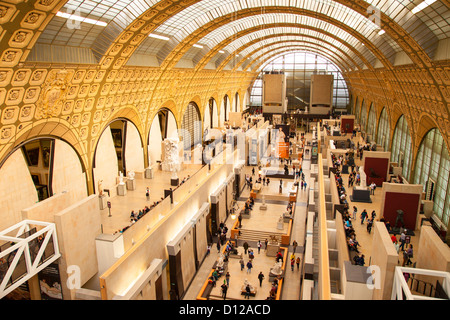 Blick über Hauptgeschoss des Musée d ' Orsay - einem ehemaligen Bahnhof Paris Frankreich Stockfoto