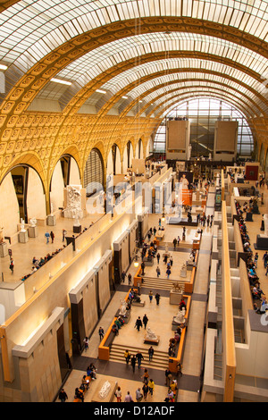 Blick über Hauptgeschoss des Musée d ' Orsay - einem ehemaligen Bahnhof Paris Frankreich Stockfoto