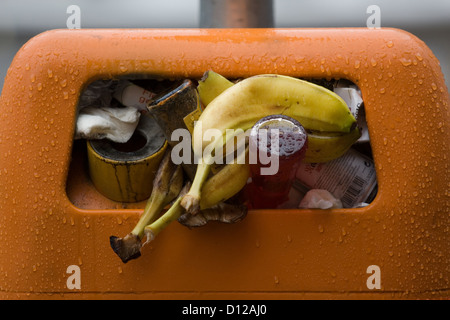 Berlin, Deutschland, gefüllte Papierkorb Stockfoto