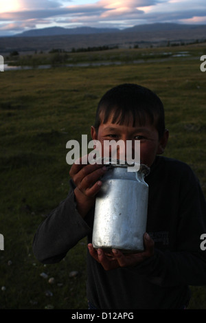 Junge Trinkmilch in der Nähe von Khoton See Stockfoto