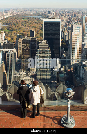 Zwei Touristen stehen auf "Top of the Rock" Blick nach Norden am Central Park, im Herbst fallen. Stockfoto