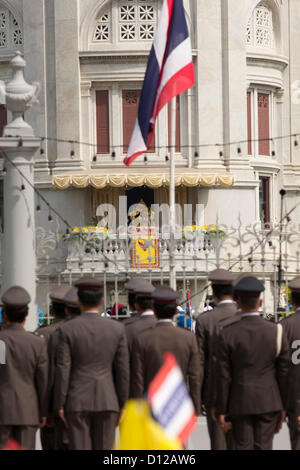 5. Dezember 2012, Bangkok, Thailand. Thailands König Bhumibol Adulyadej hält seine Rede an Ananta Samakhom Throne Hall grand Publikum. Thailands König Bhumibol Adulyadej verschieben von Siriraj Krankenhaus auf Ananta Samakhom Throne Hall, einen öffentlichen Auftritt anlässlich seines macht seinen 85. birthday.as zig Tausende kommen zu achten und eine seltene Gelegenheit, ihn persönlich zu sehen. Seit sechs Jahren seiner Majestät Ananta Samakhom zuletzt eine große Publikum gab. Stockfoto