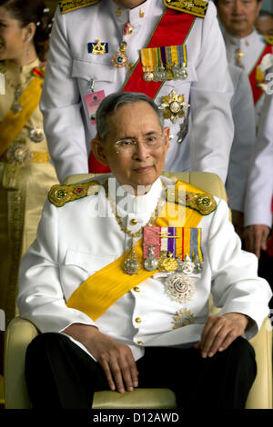 5. Dezember 2012, Bangkok, Thailand. Thailands König Bhumibol Adulyadej an seinem Geburtstag nach Entlassung lächelt. Thailands König Bhumibol Adulyadej verschieben von Siriraj Krankenhaus auf Ananta Samakhom Throne Hall, einen öffentlichen Auftritt anlässlich seines macht seinen 85. birthday.as zig Tausende kommen zu achten und eine seltene Gelegenheit, ihn persönlich zu sehen. Seit sechs Jahren seiner Majestät Ananta Samakhom zuletzt eine große Publikum gab. Stockfoto