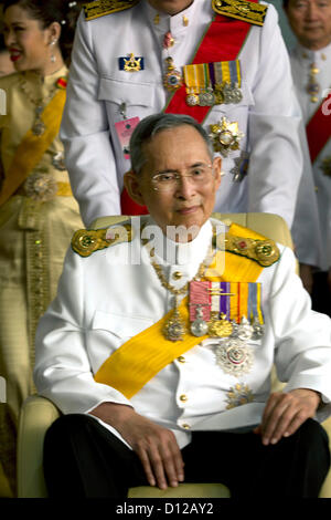 5. Dezember 2012, Bangkok, Thailand. Thailands König Bhumibol Adulyadej an seinem Geburtstag nach Entlassung lächelt. Thailands König Bhumibol Adulyadej verschieben von Siriraj Krankenhaus auf Ananta Samakhom Throne Hall, einen öffentlichen Auftritt anlässlich seines macht seinen 85. birthday.as zig Tausende kommen zu achten und eine seltene Gelegenheit, ihn persönlich zu sehen. Seit sechs Jahren seiner Majestät Ananta Samakhom zuletzt eine große Publikum gab. Stockfoto