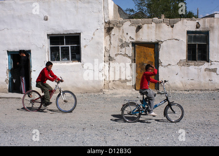 Kinder auf dem Fahrrad in Tsengel, W. Mongolei Stockfoto