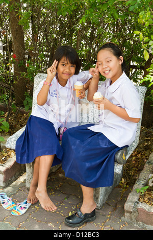 Niedliche Schulmädchen auf Phuket Gruß an die Kamera, Thailand Stockfoto