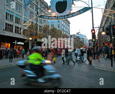 Eine geschäftige Oxford Street zeigt 2012 Christmas Lights, City of Westminster, London, England, Vereinigtes Königreich Stockfoto