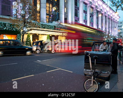 Oxford Street zeigt Selfridges-Kaufhaus am Nacht, City of Westminster, London, England, Vereinigtes Königreich Stockfoto