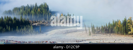 Xinjiang, China: Kanas Fluss im Morgennebel Stockfoto