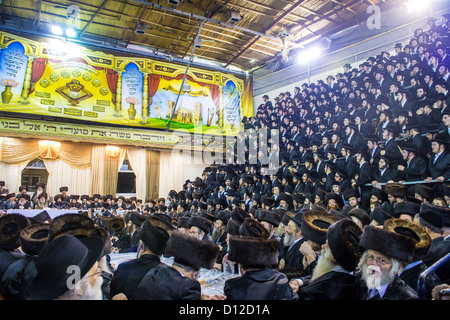 Orthodoxe Juden von der Hasidic Dynastie Vizhnitz feiert Simchat Beit Hashoeivah in Bnei Brak Israel Stockfoto