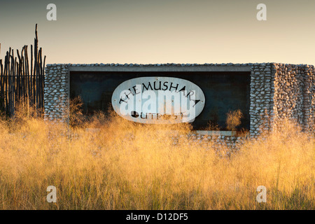 Mushara Outpost Eingang an der Mushara Lodge, Private Game Reserve in der Nähe der Eingang zum Etosha National Park, Caprivi Region, Namibia, Afrika Stockfoto