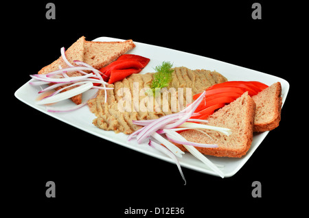 Frische Auberginen-Salat mit Brot, Tomaten und Zwiebeln Stockfoto