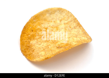 Kartoffel-Chips, die isoliert auf weißem Hintergrund Stockfoto