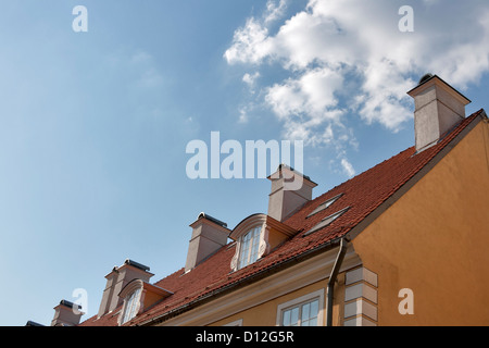 Riga-Dach mit Schornsteinen gegen bewölktem Himmel. Lettland. Stockfoto