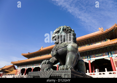 Königliche Löwenstatue an verbotene Stadt, Peking, China Stockfoto