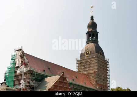 Rigaer Dom in Gerüste, Lettland. Evangelisch-lutherische Kathedrale ist der Sitz des Erzbischofs von Riga entfernt. Stockfoto