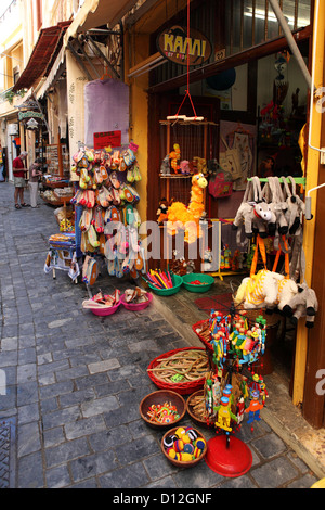 Souvenirs und Spielzeuge sind in einem Shop in den engen Gassen der Altstadt von Rethymnon, Kreta, Griechenland verkauft. Stockfoto