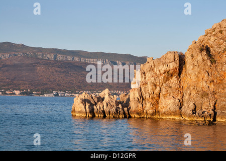 Felsige Küste und Hafen vor Crikvenica Stadt auf der Insel Krk bei Sonnenuntergang. Der Nähe von Silo Dorf, Kroatien. Stockfoto