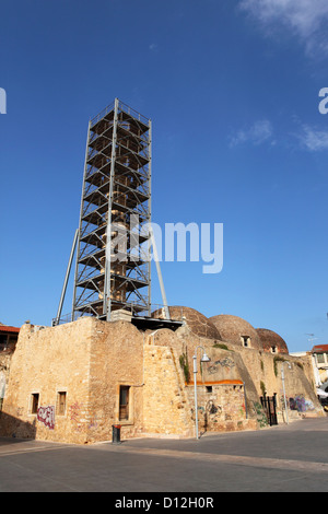 Das Minarett der historischen Nerantze-Moschee (oder Gazi-Hussein-Moschee) ist im Gerüstbau in der Altstadt von Rethymnon, Crete verkleidet. Stockfoto