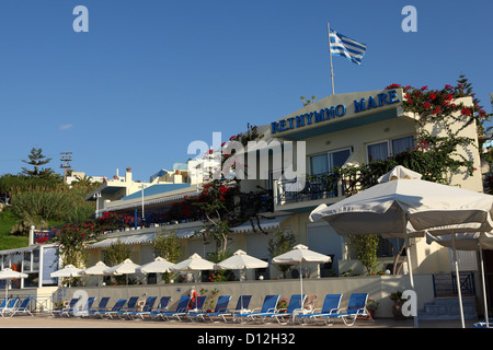 Sonnenliegen am Pool im Rethymno Mare Hotel auf Kreta, Griechenland. Stockfoto