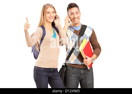 Eine glückliche Studenten auf einem Telefon reden und geben Daumen oben isoliert auf weißem Hintergrund Stockfoto