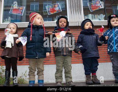 Kinder in der Schule Claire Joie in Brüssel feiern die Ankunft von St. Nicolas. Stockfoto