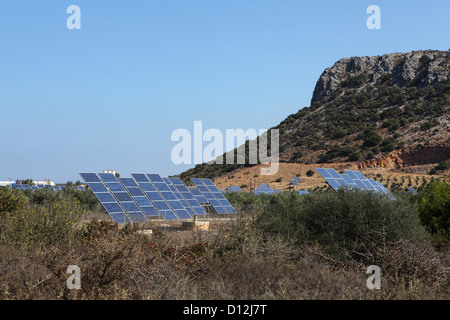 Photovoltaik-Module, auch bekannt als Sonnenkollektoren auf der Insel Kreta, Griechenland. Stockfoto