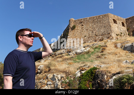 Ein Tourist schaut in die Mauern der Fortezza (Festung) in der Altstadt von Rethymnon, Kreta, Griechenland. Stockfoto