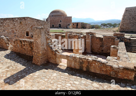 Ruinen von historischen Gebäuden innerhalb der Fortezza in Rethymno, Kreta, Griechenland. Stockfoto