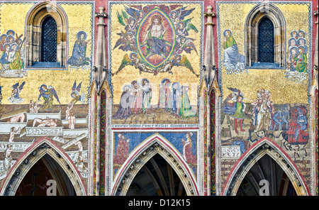 Das jüngste Gericht Mosaik auf dem goldenen Portal der St.-Veits-Dom, Prag, Tschechische Republik. Stockfoto