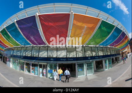 Bunte Banner auf dem Display vor dem Eingang zum Kings Cross Bahnhof während der Olympischen Spiele 2012 in London. Stockfoto