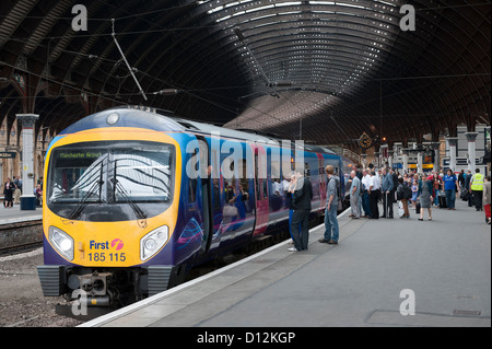 Menschen, die einen First TransPennine Express Zug am Bahnhof York einsteigen. Stockfoto