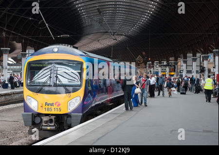 Menschen, die einen First TransPennine Express Zug am Bahnhof York einsteigen. Stockfoto